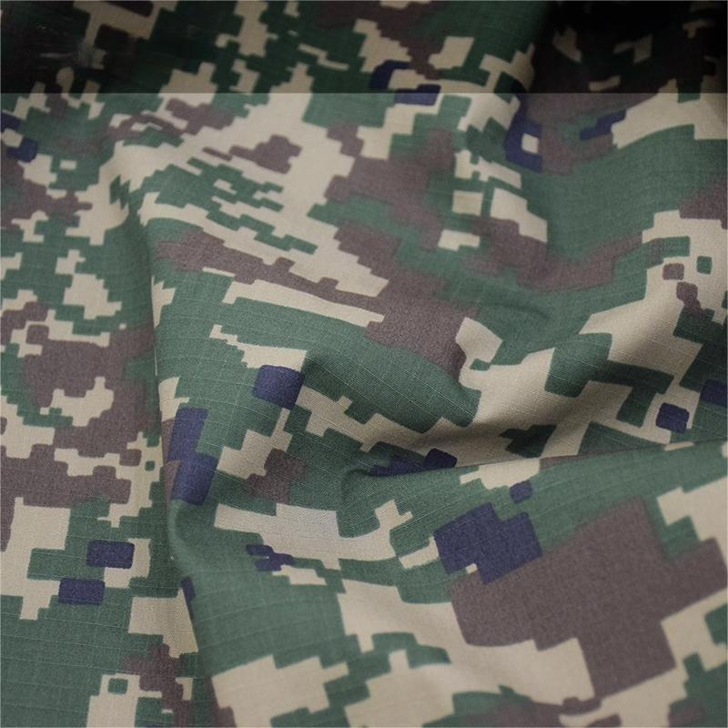 Soft and comfortable wear-resistant and rip-resistant plaid camouflage fabric